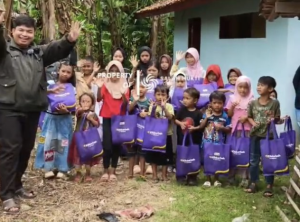 Kado Lebaran untuk Anak Yatim Al Hikmah